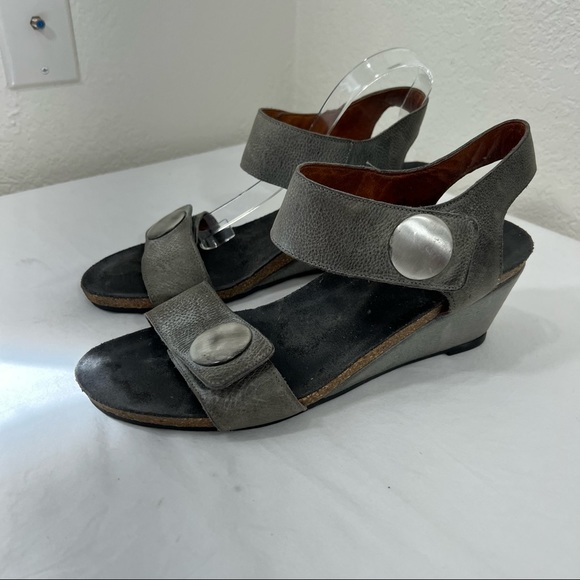 Taos carousel leather wedge Velcro button strap sandals size 42 - Picture 3 of 7
